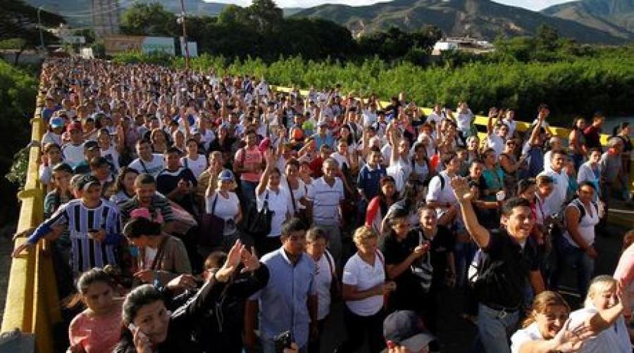 Miles Persona Cruzaron Puente EFE NACIMA20160710 0084 6 1